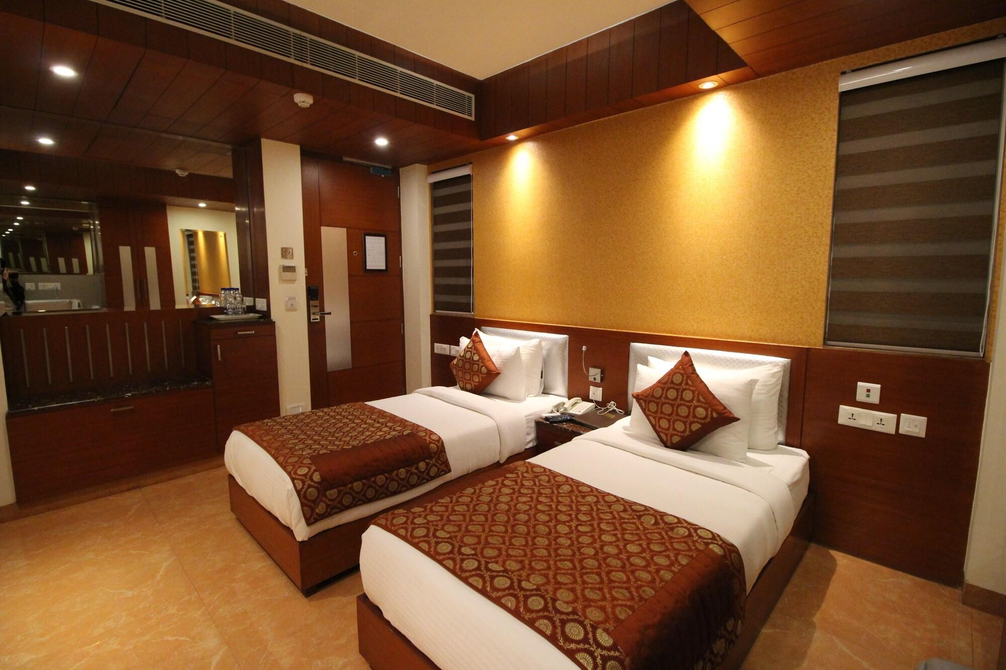 Hotel Golden Grand Delhi  Extérieur photo
