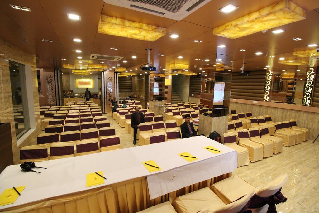 Hotel Golden Grand Delhi  Extérieur photo