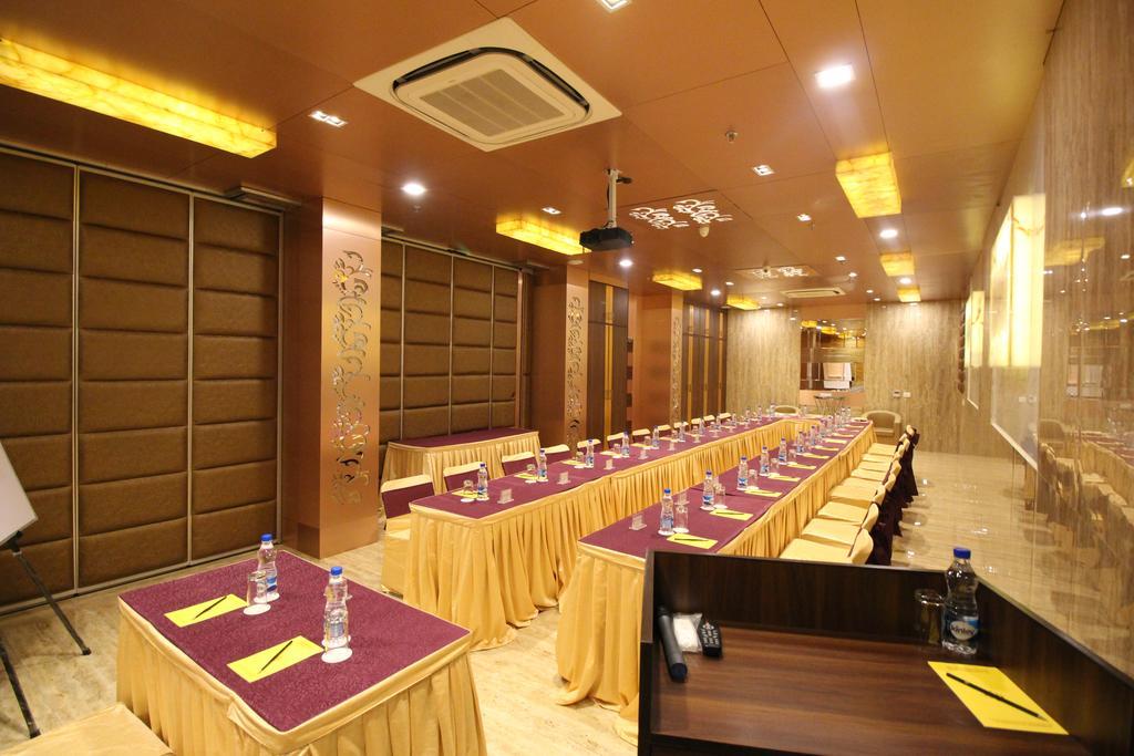 Hotel Golden Grand Delhi  Extérieur photo