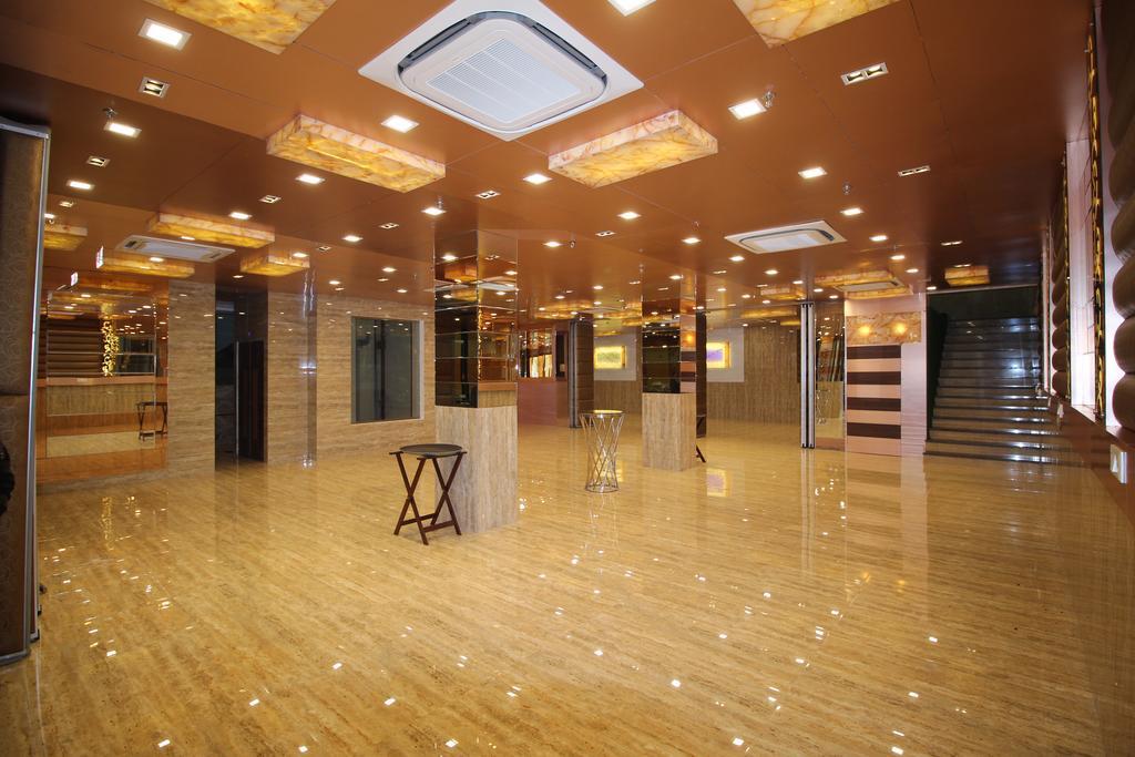 Hotel Golden Grand Delhi  Extérieur photo