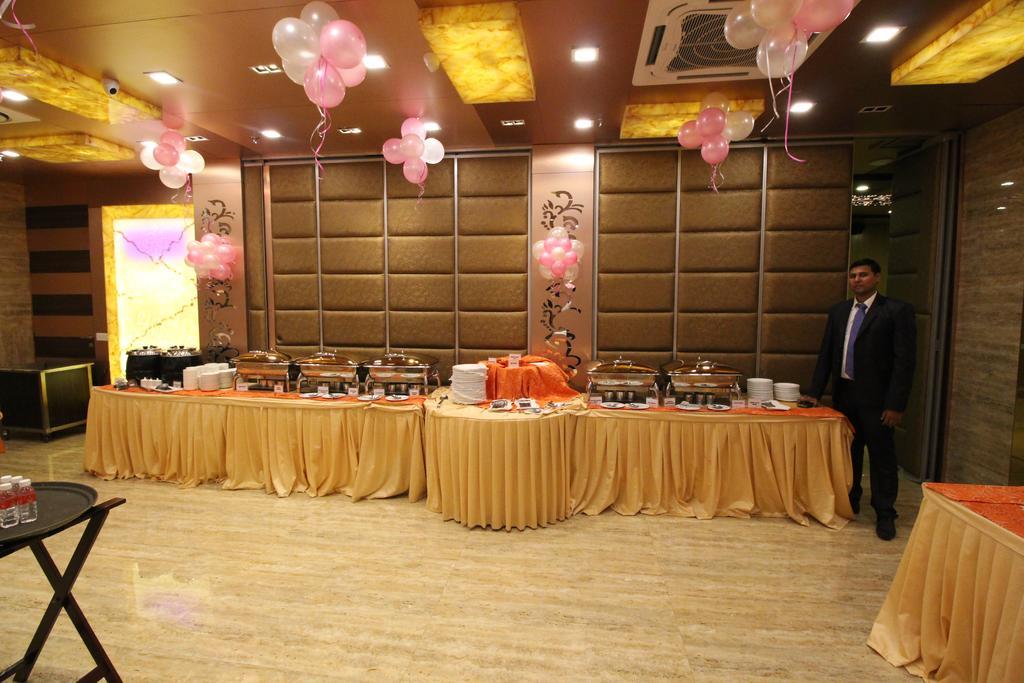 Hotel Golden Grand Delhi  Extérieur photo