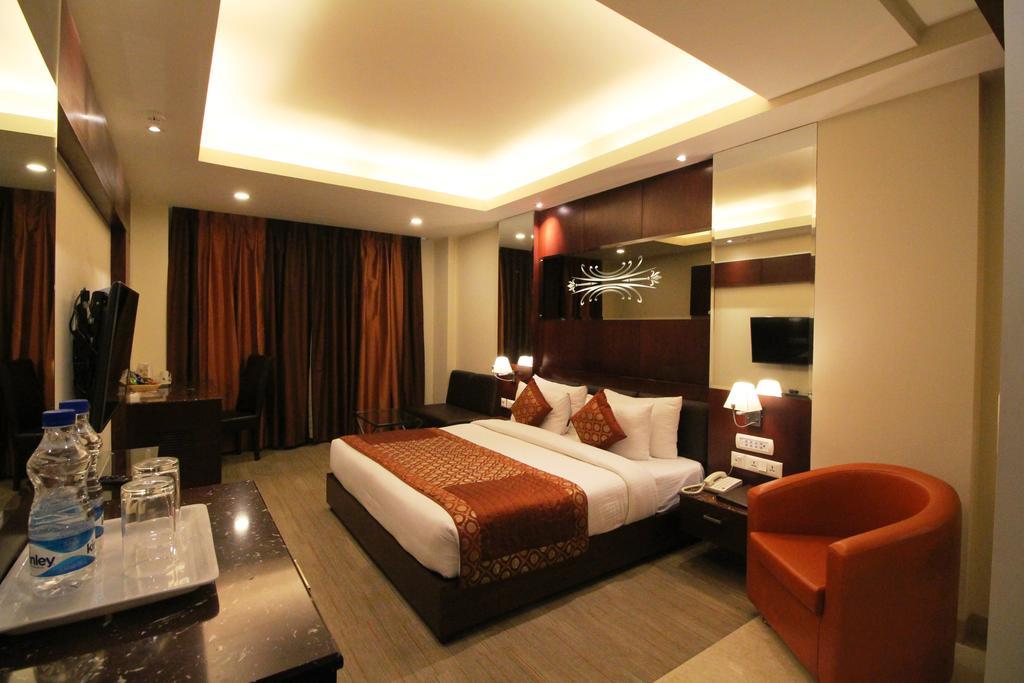Hotel Golden Grand Delhi  Extérieur photo