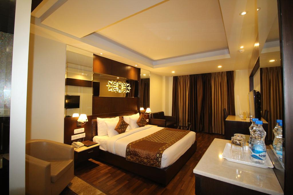 Hotel Golden Grand Delhi  Extérieur photo