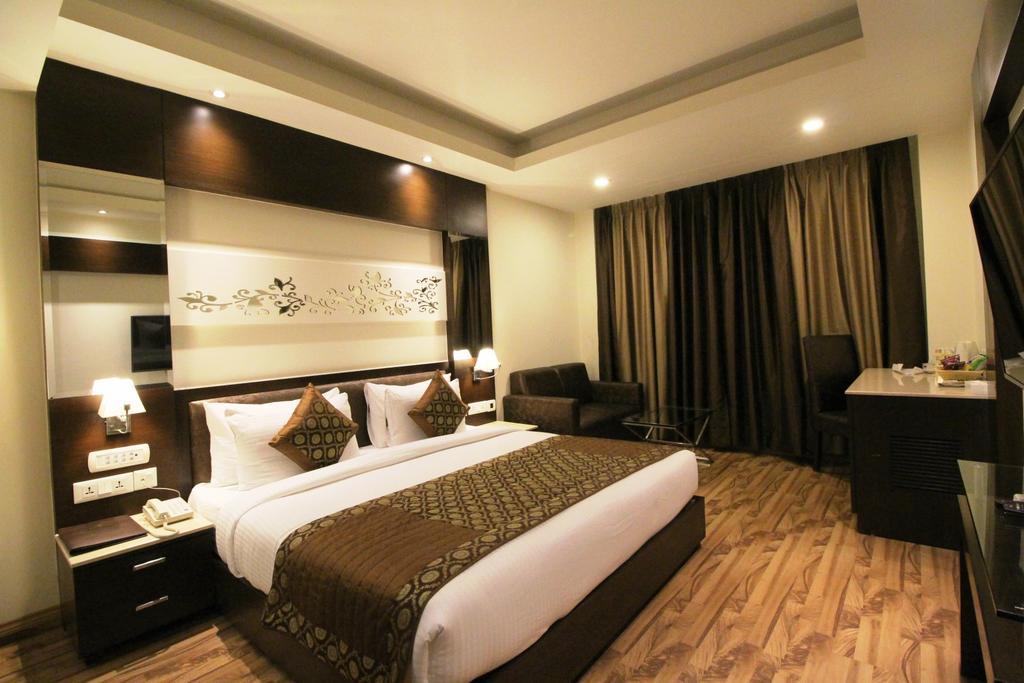 Hotel Golden Grand Delhi  Extérieur photo