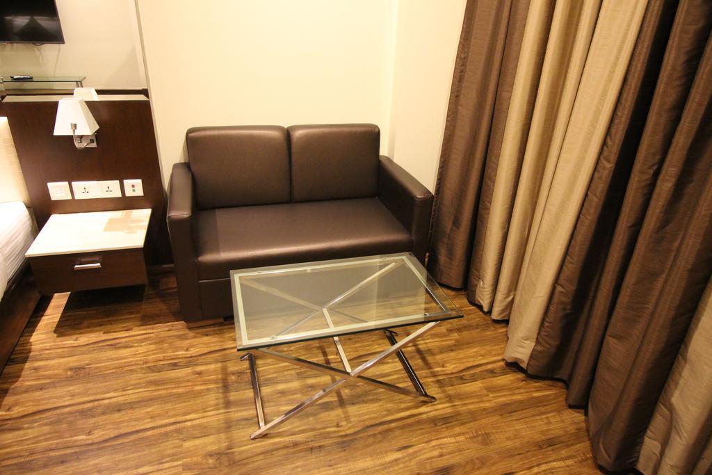 Hotel Golden Grand Delhi  Extérieur photo